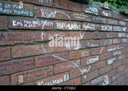 I messaggi sul muro esterno Abbey Road Studio di Londra. Reso famoso dai Beatles Abbey Road album. Foto Stock