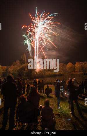 Stevenage, Hertfordshire, Regno Unito. Il 5 novembre 2012. Notte di fuochi d'artificio che commemora il fallito 'Grafico di polvere da sparo, un tentativo di far esplodere le Case del Parlamento nel 1605. Pubblico di fuochi d'artificio fornito da Stevenage Borough consiglio in un parco municipale. Foto Stock