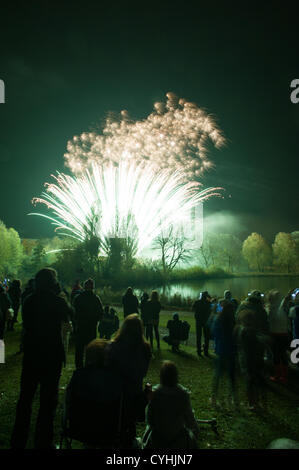 Stevenage, Hertfordshire, Regno Unito. Il 5 novembre 2012. Notte di fuochi d'artificio che commemora il fallito 'Grafico di polvere da sparo, un tentativo di far esplodere le Case del Parlamento nel 1605. Pubblico di fuochi d'artificio fornito da Stevenage Borough consiglio in un parco municipale. Foto Stock