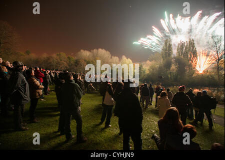 Stevenage, Hertfordshire, Regno Unito. Il 5 novembre 2012. Notte di fuochi d'artificio che commemora il fallito 'Grafico di polvere da sparo, un tentativo di far esplodere le Case del Parlamento nel 1605. Pubblico di fuochi d'artificio fornito da Stevenage Borough consiglio in un parco municipale. Foto Stock