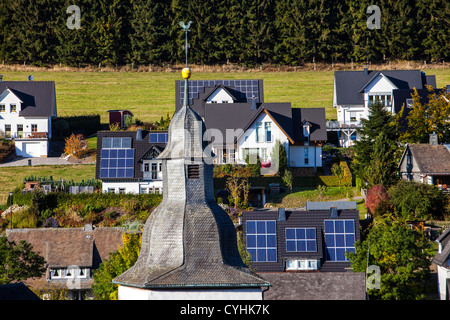 Pannelli solari sul tetto di case private. Energia solare termica. Foto Stock