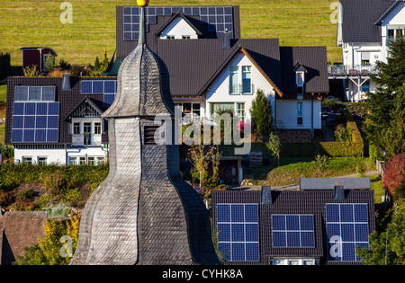 Pannelli solari sul tetto di case private. Energia solare termica. Foto Stock