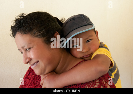 Maya di madre e bambino Solola Guatemala Foto Stock