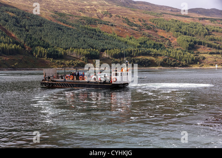 Vecchia, piccola Kylerhea a Glenelg traghetto per auto 'Glenachulish', attraversando Kyle Rhea all'Isola di Skye in Scozia, Regno Unito Foto Stock