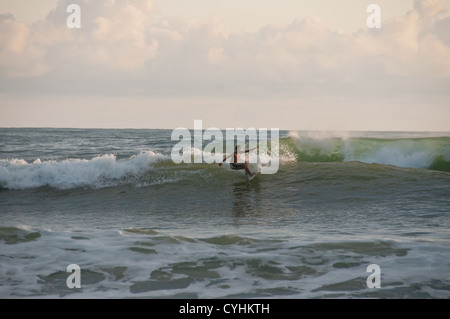 Surfer Nicoya peninsula Santa Teresa Costa Rica Foto Stock