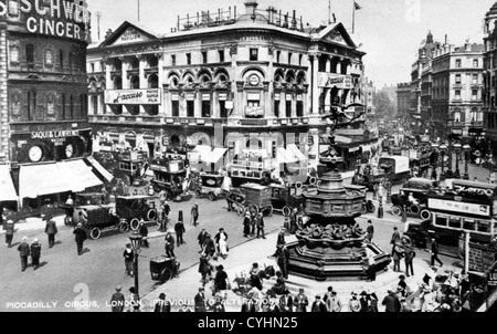 Piccadilly Circus Londra Regno Unito anni '1920 The London Pavilion - un cinema mostra il 'Pathe Super Film J'accuse' (1919) Hansom taxi folle di persone fuori shopping Foto Stock