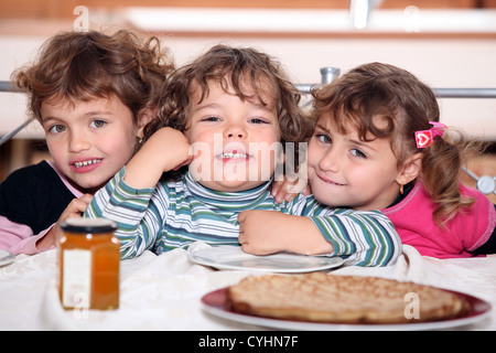 Le tre sorelle godendo di crepes. Foto Stock