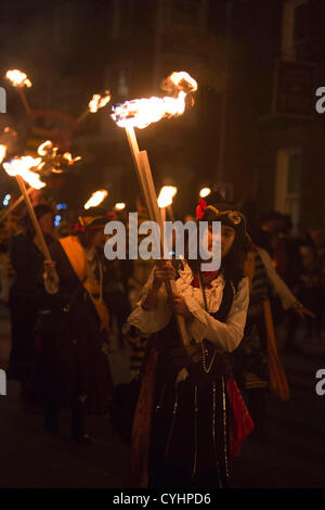 Lewes falò missionarie sfilano verso il basso la High Street di Lewes in East Sussex il 5 novembre, Notte dei falò. Foto Stock