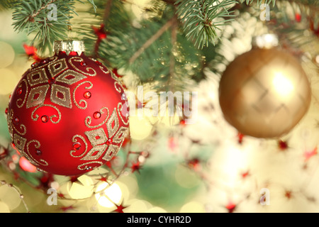 Le palle di Natale appeso da albero di Natale Foto Stock