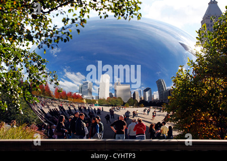 Skyline della città di riflessione nel Cloud Gate scultura (aka chicco di caffè) in Millennium Park di Chicago, Illinois, America Foto Stock