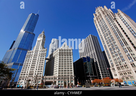 Trump International Hotel and Tower e Wrigley Building sullo skyline della città di Chicago, Illinois, America Foto Stock