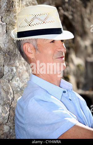 Senior uomo rilassante sotto il sole Foto Stock