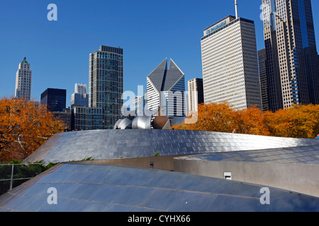 BP metallo ponte pedonale e dello skyline della città di Chicago, Illinois, America Foto Stock