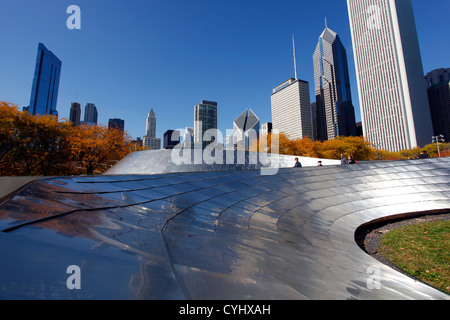 BP metallo ponte pedonale e dello skyline della città di Chicago, Illinois, America Foto Stock