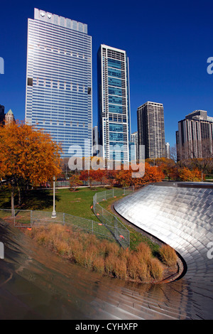 BP metallo ponte pedonale e dello skyline della città di Chicago, Illinois, America Foto Stock