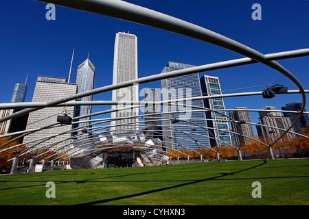 Jay Pritzker Pavilion Stadium e dello skyline della città di Chicago, Illinois, America Foto Stock