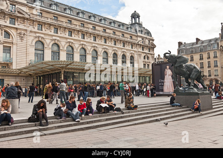 La gente in coda per entrare in una speciale mostra - Musee D'Orsay, Parigi. Altre persone rilassarsi sui gradini. Frémiet la statua dell'elefante. Foto Stock