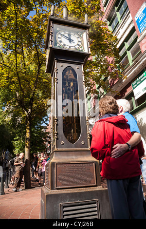 Coppia turista giovane a orologio a vapore nel Gastown, Vancouver, Canada Foto Stock