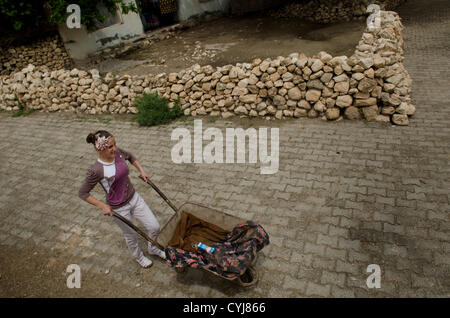 Maggio 06, 2012 - Hasankeyf, Batman, Turchia - seduta sulle sponde del fiume Tigri la antica città di Hasankeyf vive in una sorta di limbo, migliaia di anni di storia circa a scomparire sotto le acque di esondazione del la costruzione della diga di Ilisu progetto damn, per il popolo di Hasankeyf impossibile costruire o vendere case, trovare lavoro o addirittura ottenere una risposta diretta a quando il passato sarà lavato via, questa minaccia è appeso sopra la città per decenni ma ora il governo turco sta cercando di portare avanti con la diga nonostante la condanna internazionale. (Credito Immagine: © Giovanni Wreford/ZUMAPRESS.com) Foto Stock