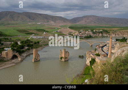 Maggio 06, 2012 - Hasankeyf, Batman, Turchia - seduta sulle sponde del fiume Tigri la antica città di Hasankeyf vive in una sorta di limbo, migliaia di anni di storia circa a scomparire sotto le acque di esondazione del la costruzione della diga di Ilisu progetto damn, per il popolo di Hasankeyf impossibile costruire o vendere case, trovare lavoro o addirittura ottenere una risposta diretta a quando il passato sarà lavato via, questa minaccia è appeso sopra la città per decenni ma ora il governo turco sta cercando di portare avanti con la diga nonostante la condanna internazionale. (Credito Immagine: © Giovanni Wreford/ZUMAPRESS.com) Foto Stock