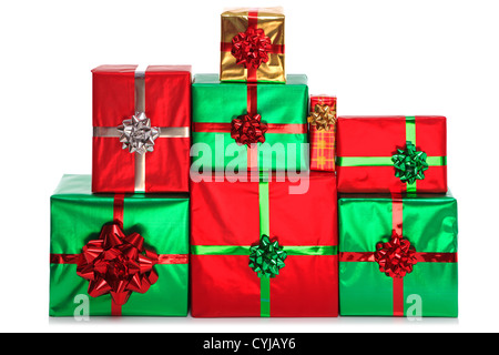 Un gruppo di regalo presenta in brillante lucido della carta da imballaggio con archetti e nastri, isolato su uno sfondo bianco. Foto Stock
