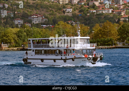 Turismo o traghetto sul lo stretto del Bosforo betyween Europa e Asia a Istanbul, Turchia. Foto Stock