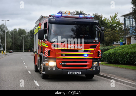 Una squadra di vigili del fuoco del motore dalla Pontypridd la stazione dei vigili del fuoco in South Wales UK Foto Stock