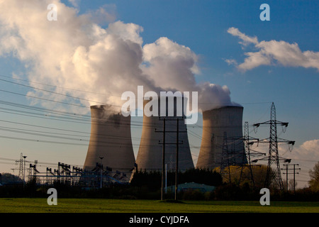 Torri di raffreddamento e tralicci di elettricità a Coal Fired power station in Inghilterra Foto Stock