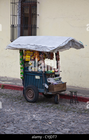 Venditori ambulanti carrello siede su strade lastricate di Antigua, Guatemala. Foto Stock