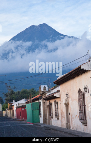 Antigua è un affascinante città patrimonio mondiale in Guatemala riempito con splendida architettura antica e le strade ciottolate. Foto Stock