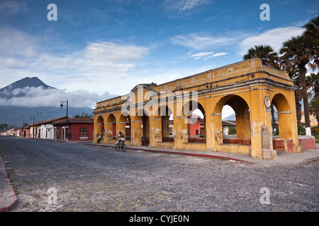 Antigua è un affascinante città patrimonio mondiale in Guatemala riempito con splendida architettura antica e le strade ciottolate. Foto Stock