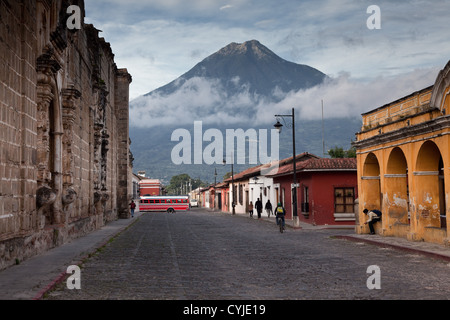 Antigua è un affascinante città patrimonio mondiale in Guatemala riempito con splendida architettura antica e le strade ciottolate. Foto Stock