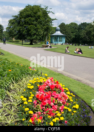 Weston Park con museo in background di un parco municipale nel cuore di Sheffield South Yorkshire Inghilterra Foto Stock