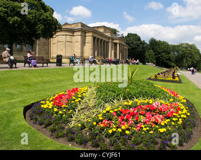 Weston Park con museo in background di un parco municipale nel cuore di Sheffield South Yorkshire Inghilterra Foto Stock