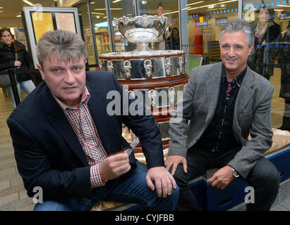 Il capitano della Repubblica ceca giocatore di tennis Jaroslav Navratil (a destra) e il presidente della Repubblica ceca, Tennis Association Ivo Kaderka (sinistra) sono visibili nella parte anteriore del Davis Cup Trofeo presso la stazione ferroviaria principale di Praga in cui ha annunciato la nomina di Coppa Davis finale contro la Spagna. Coppa Davis finale verrà giocato a Praga dal XVI al XVIII Novembre. Jaroslav Navratil e Ivo Kaderka sono visti a Praga Repubblica Ceca, 6 novembre 2012. (CTK foto/Michal Dolezal) Foto Stock