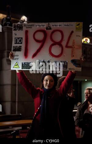 Londra, UK. Il 5 novembre 2012 un grande gruppo di persone che indossano Guy Fawkes maschere frequentare il funzionamento di vendetta a Londra. Essi hanno marciato da Trafalgar Square al Parlamento europeo mentre portando bandiere e striscioni. Foto Stock