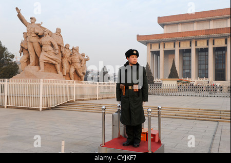 Cina Pechino Piazza Tiananmen, soldato nella parte anteriore del memorial per persone di eroi e la grande sala del popolo Foto Stock