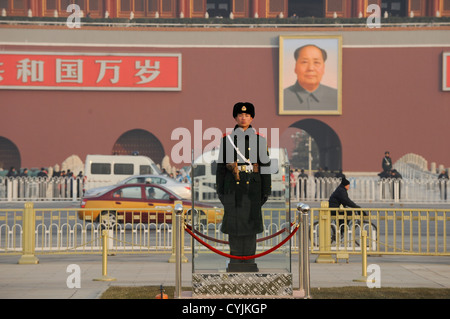 Cina Pechino Piazza Tiananmen, soldato davanti il Mausoleo di Mao Zedong ( Mao Tse-Tung ) e città nascosta Foto Stock