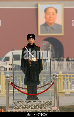 Cina Pechino Piazza Tiananmen, soldato davanti il Mausoleo di Mao Zedong ( Mao Tse-Tung ) e città nascosta Foto Stock