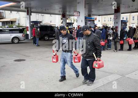 Le linee lunghe per benzina, come questo a Brooklyn, NY, popped up immediatamente al di sopra del tri-state area a causa dell uragano di sabbia. Foto Stock