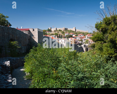 Una vista da Gorna porta (Gate superiore) a Tsar Samoil della fortezza nella città vecchia di Ohrid, Repubblica di Macedonia Foto Stock