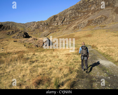 Walker sul percorso Watkin in Cwm LLan valle avvicinando il Gladstone Rock nel Parco Nazionale di Snowdonia, il Galles del Nord, Regno Unito, Gran Bretagna Foto Stock