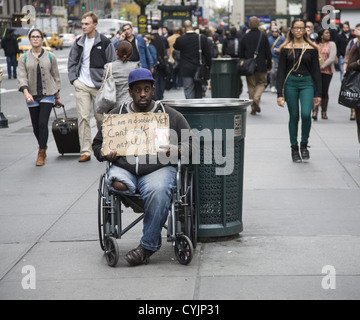 Disabili veterano di guerra tentando di sollevare un po' di soldi per strada vicino alla stazione di Penn lungo la 7th Avenue a Manhattan NYC Foto Stock