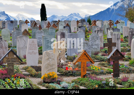 Nel cimitero del villaggio di montagna di Sigriswil, Berna, Svizzera Foto Stock