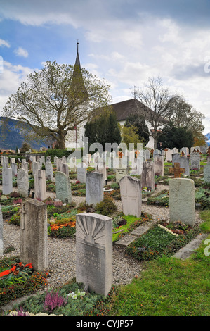 La chiesa e il cimitero del villaggio di montagna di Sigriswil, Berna, Svizzera Foto Stock