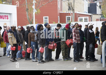 Le linee lunghe per benzina, come questo a Brooklyn, NY, popped up immediatamente al di sopra del tri-state area a causa dell uragano di sabbia. Foto Stock