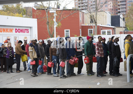 Le linee lunghe per benzina, come questo a Brooklyn, NY, popped up immediatamente al di sopra del tri-state area a causa dell uragano di sabbia. Foto Stock