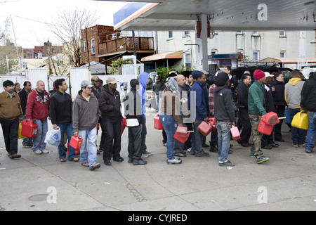 Le linee lunghe per benzina, come questo a Brooklyn, NY, popped up immediatamente al di sopra del tri-state area a causa dell uragano di sabbia. Foto Stock