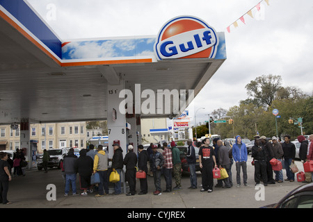 Le linee lunghe per benzina, come questo a Brooklyn, NY, popped up immediatamente al di sopra del tri-state area a causa dell uragano di sabbia. Foto Stock