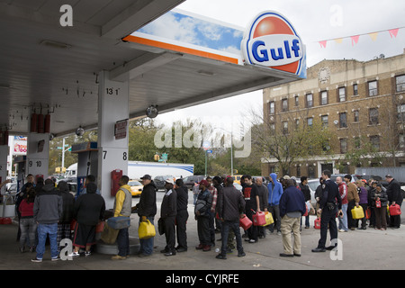 Le linee lunghe per benzina, come questo a Brooklyn, NY, popped up immediatamente al di sopra del tri-state area a causa dell uragano di sabbia. Foto Stock